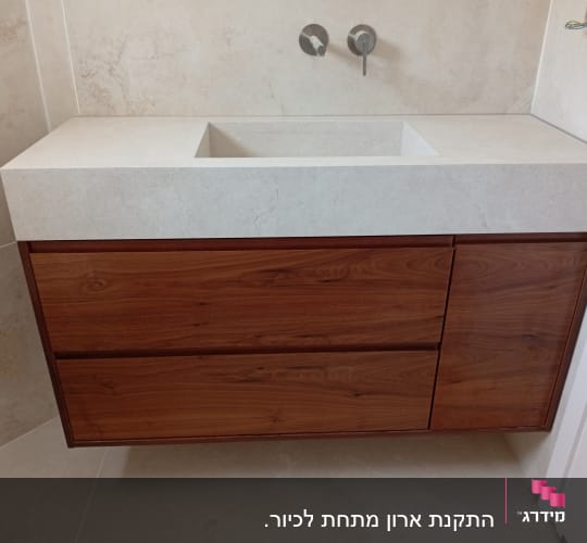 ארון אמבטיה תלוי מעץ עם כיור אינטגרלי מורכב בחדר רחצה